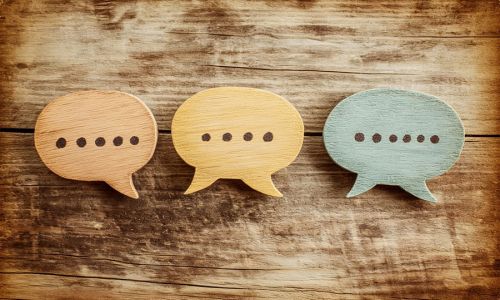 Kommunikationsstrategie entwickeln – so geht der Einstieg 1 Sprachkern | Unternehmenskommunikation | Buchstaben auf einem Schreibtisch