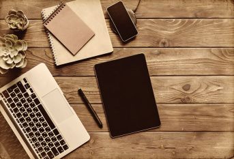 Positionierungsanalyse – was sie ist und was sie leisten muss 6 Sprachkern | Personalberatung | Positionierung | Schreibtisch mit Laptop, Mobile-phone