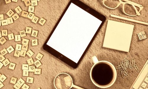 Warum gute Arbeit allein nicht reicht – und was Kommunikation damit zu tun hat 1 Sprachkern | Unternehmenskommunikation | Buchstaben auf einem Schreibtisch