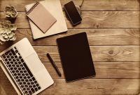 Wenn alle reden – aber keiner gleich klingt 3 Sprachkern | Personalberatung | Positionierung | Schreibtisch mit Laptop, Mobile-phone