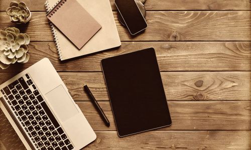 Wenn alles stimmt – und trotzdem nichts passiert 1 Sprachkern | Unternehmenskommunikation | Buchstaben auf einem Schreibtisch